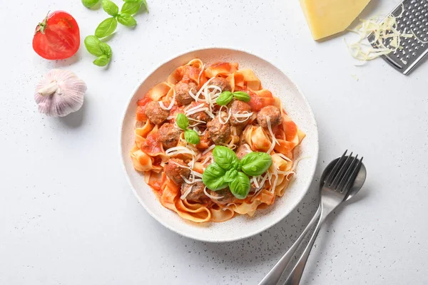 Pasta fettuccine mit Frikadellen, Parmesan, Tomaten, Basilikum. — Stockfoto