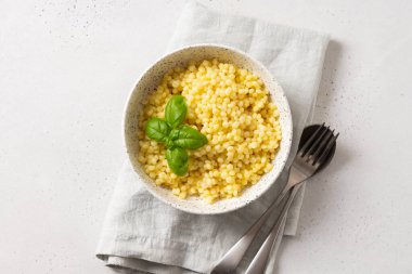 Beyaz üzerine ev yapımı makarna. Üst görünüm.