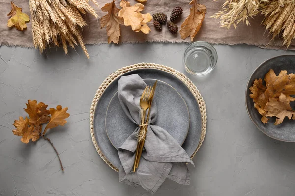 Осенний стол с сезонным урожаем и золотым декором на сером. — стоковое фото