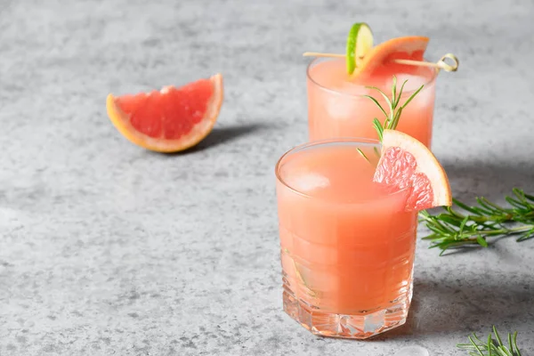 Två Grapefrukt Mousserande Cocktails Eller Lemonad Garnering Rosmarin Kvistar Ljusgrå — Stockfoto