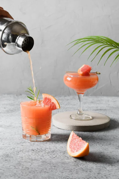 Grapefruitsaft Oder Cocktail Mit Gin Ins Glas Gießen Vertikales Format — Stockfoto