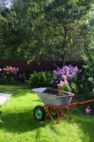 Carriola piena di humus e compost — Foto Stock