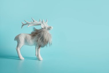 Mavi üzerine beyaz ren geyiği. Noel dekoru. Yaratıcı Xmas tebrik kartı. Kapat..