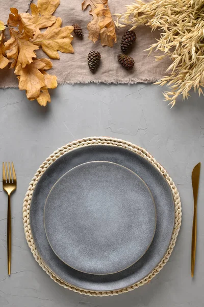 Őszi Ünnepi Asztal Beállítás Őszi Arany Dekorációval Szürke Asztalon Lapos — Stock Fotó