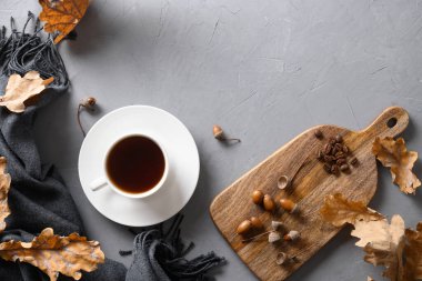 Gri beton masada meşe yapraklı meşe palamudu ve rahat bir eşarp. Kafeinsiz kahvenin yerine. Yukarıdan bak. Metin için boşluk.