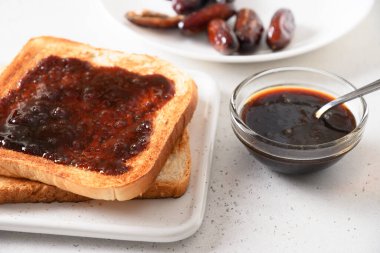 Taze kızarmış ekmekler ve beyaz üzerine şekersiz reçel. Kapat..