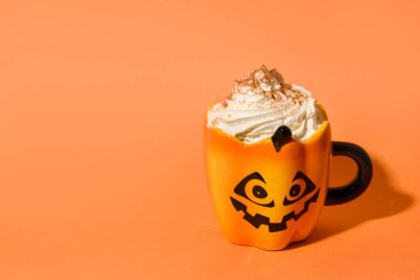 Cadılar Bayramı 'nda kremalı balkabağı kahvesi. Metin için boşluk.