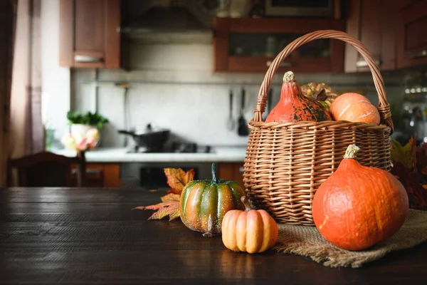 Binnenlandse Halloween Feest Met Pompoenen Tafel Wazig Keuken Als Achtergrond — Stockfoto