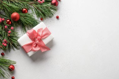 Noel çerçevesi hediye, köknar dalları beyaz arkaplanda fotokopi alanı. Xmas Noel tebrik kartı. Yukarıdan bak, düz yat.