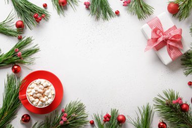 Marşmelovlu kahvenin bayram sınırı ve beyaz arka planda hediyeler. Fotokopi alanı olan Noel tebrik kartı. Üst manzara, düz uzanma.