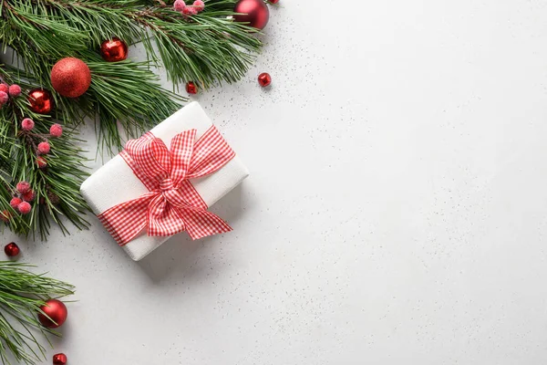 선물과 크리스마스 프레임 공간이 배경의 전나무가지 크리스마스 인사말 위에서 바라본 — 스톡 사진