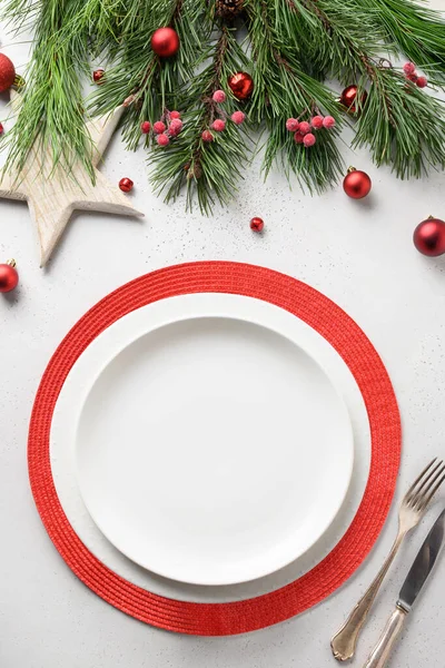 Ajuste Mesa Navidad Con Decoraciones Elegantes Blancas Rojas Mesa Blanca — Foto de Stock