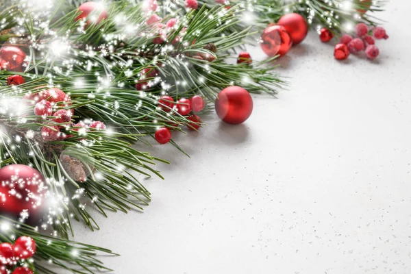 Banner Festivo Navideño Con Adornos Rojos Ramas Siempreverdes Sobre Fondo — Foto de Stock