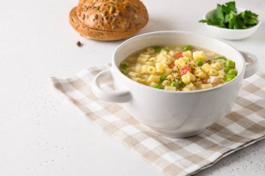 Ev yapımı çorba, ditalini makarna, bezelye, jambon ve beyaz masa. Kapatın. Lezzetli bir akşam yemeği. Boşluğu kopyala.