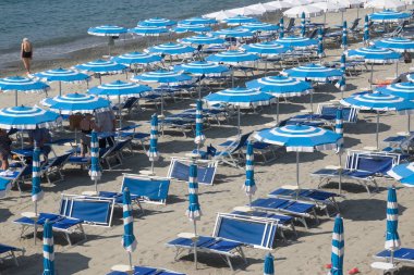 Güneş'e doğru sığınak plaj şemsiyeleri