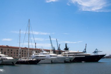 Süper Yat demirleyen