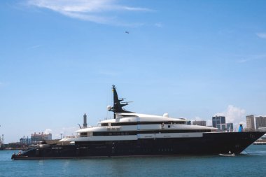 Süper Yat demirleyen