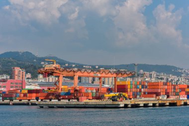  Cenova bağlantı noktası merkezi, İtalya, 19 Eylül 2018: konteyner tipi iskele görünümünü