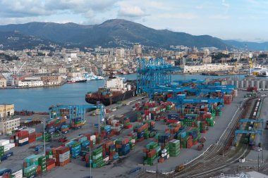 Cenova, İtalya, 18 Şubat 2016: büyük olanlar ticari bağlantı noktalarından birinin havadan görünümü