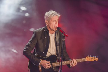 Sanremo, İtalya 11 Şubat 2018: Sanremo Festivali Claudio Baglioni iletken şarkısıyla ile gerçekleştirdiği