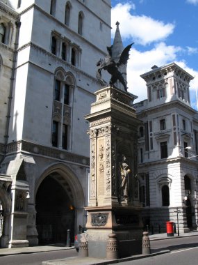 Londra 'da Fleet Caddesi 'nde Temple Bar Memorial ile Cityscape, Ingiltere. Temple Bar Memorial 1880 yılında açıldı ve yüksek granit Kaide şeklinde yapılır, bir ejderha metal heykeli ile tepesinde.