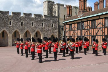 Windsor, İngiltere Temmuz 04, 2008: Windsor Kalesi'nde Queen's Honor Guard değiştirme sırasında Queen's Guard Askeri grup, Berkshire İngiliz ilçesinde Windsor İngiliz hükümdarların ikamet. 