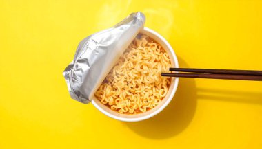 Gıda teknolojisi ya da günlük yemek markaları için mükemmel. Bu görüntü modern rahatlığı ve geleneksel rahatlığı tek ve cesur bir çerçevede yansıtıyor.