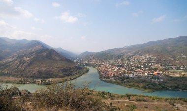 iki nehir - Kura ve Aragvi izdiham. Georgia şehir Mtsheta.