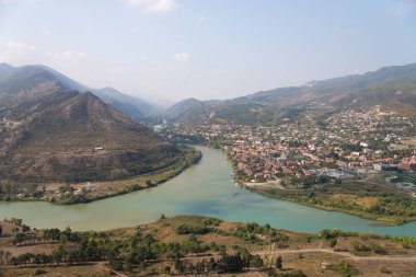 iki nehir - Kura ve Aragvi izdiham. Georgia şehir Mtsheta.