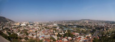 Narikala kale duvarlarının şehirden Georgia Tbilisi Panoraması.