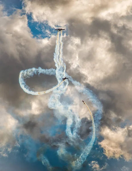 Aviões Realizam Acrobacias Nas Nuvens — Fotografia de Stock
