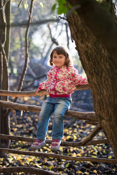 Маленькая Девочка Парке — стоковое фото