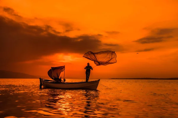 Fischer Vom See Aktion Beim Angeln Bei Sonnenuntergang — Stockfoto