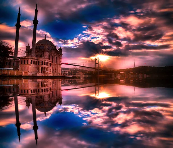 Стамбульский Город Ортакой Красивом Восходе Солнца Удивительными Золотыми Облаками Ортаковая — стоковое фото