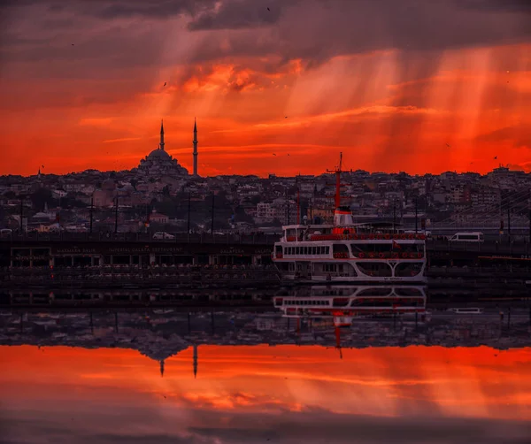 Harika gün batımı ve gemi Istanbul içinde