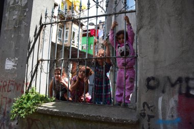 Kimliği belirsiz çocuk Suriyeli mülteciler sokakta duruyor. Fotoğraf 23 Mayıs 2015, Istanbul, Türkiye