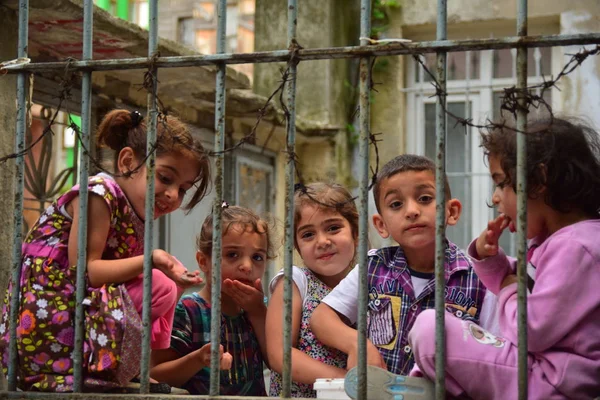 Enfants Non Identifiés Des Réfugiés Syriens Tiennent Dans Rue Photo — Photo