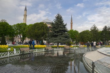 Sultahahmet Meydanı'nda Lale Festivali. Laleler ve Ayasofya İstanbul'da, Türkiye. Fotoğraf 21 Nisan 2017 tarihinde İstanbul, Türkiye.