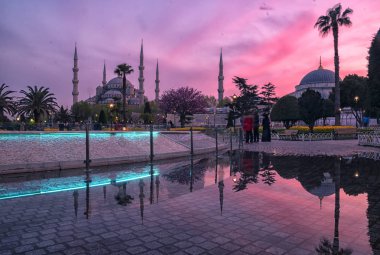 Trabzon'da Uzungöl gölü manzarası (Uzun göl) dağların ve gölün en üst manzarası. Uzungöl'de ünlü turistik yer, Trabzon, Türkiye