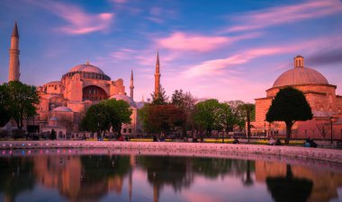 Ayasofya Manzarası, Hıristiyan ataerkil bazilikası, imparatorluk camii ve şimdi de müze (Ayasofya Müzesi), İstanbul, Türkiye
