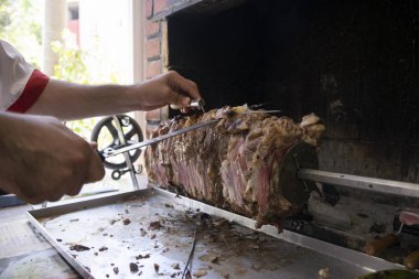 Şef İstanbul'da açık bir restoranda geleneksel türk cag kebabı hazırlar.Cag kebabı döner kebap gibi görünür, ama ateşin önüne yatay olarak konur