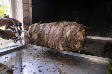 Şef İstanbul'da açık bir restoranda geleneksel türk cag kebabı hazırlar.Cag kebabı döner kebap gibi görünür, ama ateşin önüne yatay olarak konur