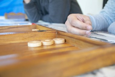 Tavlada zar tutan adam