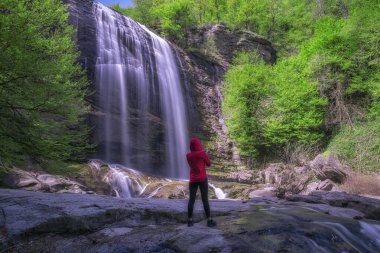 Suuctu Şelalesi 'nin önünde bir kız poz veriyor. Fotoğraf 27 Nisan 2019 'da çekildi. - Suuctu Şelaleleri, Bursa, Türkiye.