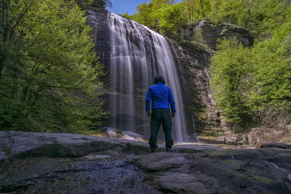 Mężczyzna Pozował Przed Suuctu Selalesi Zdjęcie Zrobione Kwietnia 2019 Wodospady — Zdjęcie stockowe