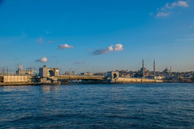 İstanbul, Türkiye, 11 Eylül 2019: İstanbul, Türkiye 'de Galata Köprüsü' nde Boğaz ile Yeni Cami