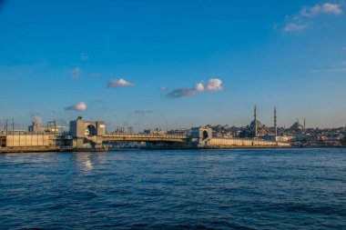 İstanbul, Türkiye, 11 Eylül 2019: İstanbul, Türkiye 'de Galata Köprüsü' nde Boğaz ile Yeni Cami