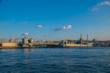 İstanbul, Türkiye, 11 Eylül 2019: İstanbul, Türkiye 'de Galata Köprüsü' nde Boğaz ile Yeni Cami