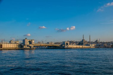 İstanbul, Türkiye, 11 Eylül 2019: İstanbul, Türkiye 'de Galata Köprüsü' nde Boğaz ile Yeni Cami
