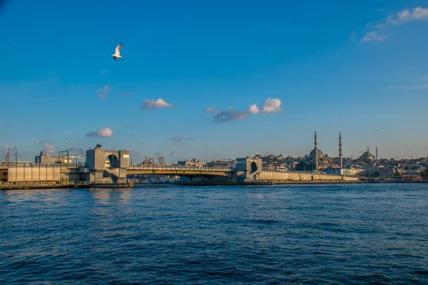 Istanbul Turkiet September 2019 Moské Med Bosporen Galatabron Istanbul Turkiet — Stockfoto